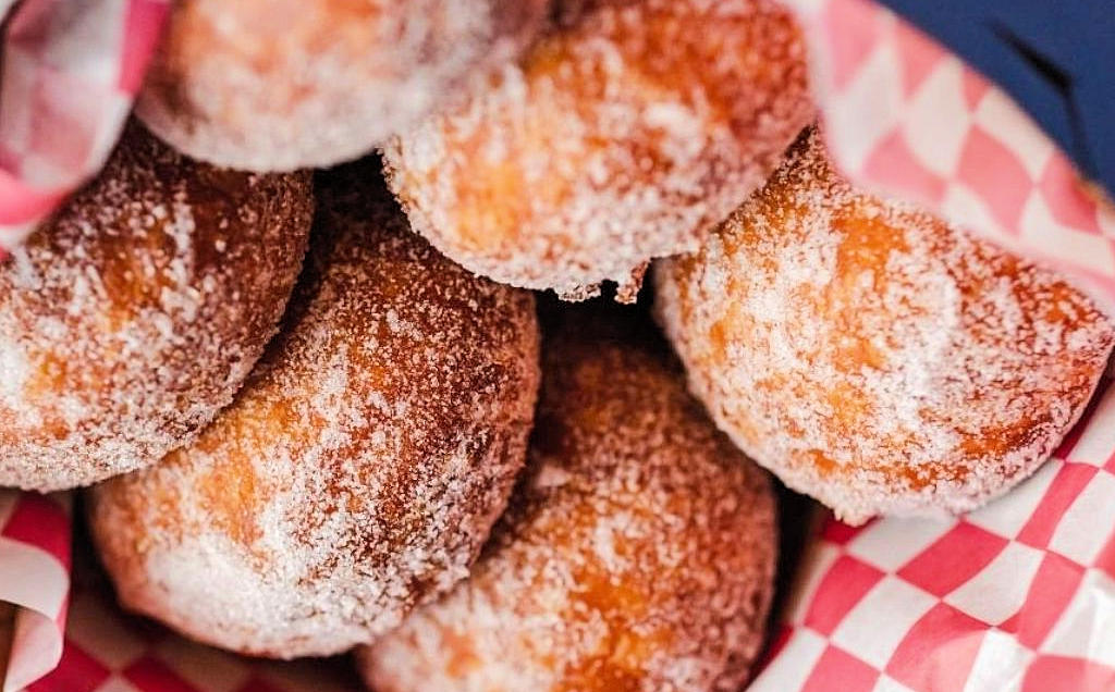 Experience the joy of Carnival with every bite as you savor the flavors of Malassada - a traditional Portuguese fried dough dessert that embodies the cultural heritage of Lisbon.