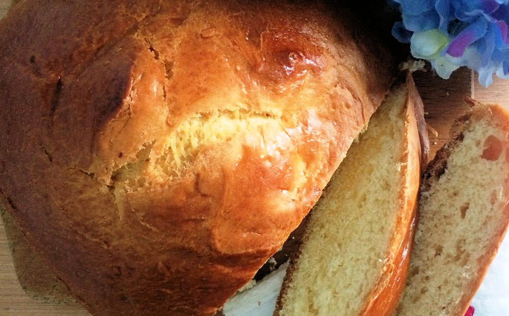 Immerse yourself in the cultural significance and heavenly flavors of Massa Sovada, a cherished Azorean sweet bread enjoyed during religious celebrations, offering a taste of Lisbon's rich heritage.