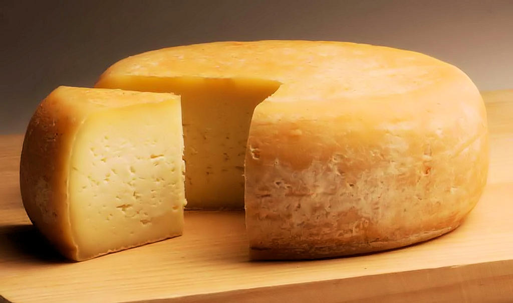 Queijo Amarelo da Beira Baixa: An exceptional Portuguese cheese that embodies the essence of Beira Baixa's cheese-making legacy.