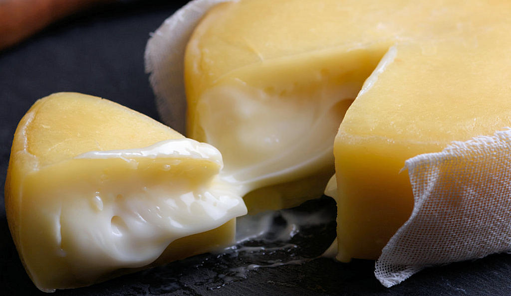 Queijo Serra da Estrela: A soft sheep's milk cheese that epitomizes the country's gastronomic tradition.