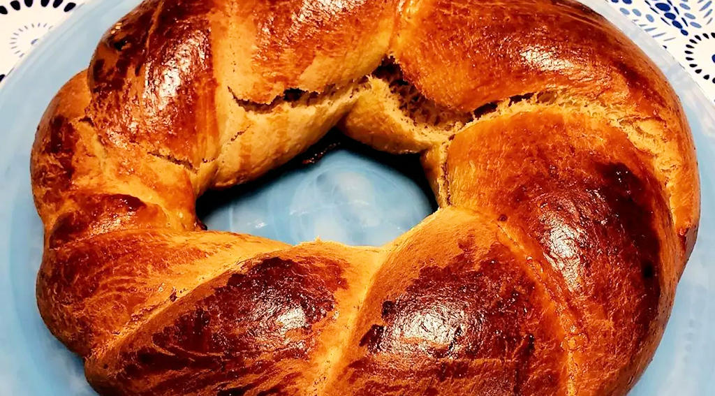 Delve into the enchanting world of Regueifa da Páscoa, a symbolic Easter bread in Portugal, as it weaves together tradition, flavor, and family bonds.