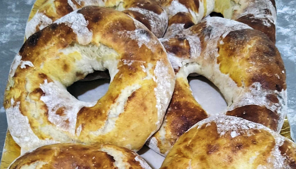 Immerse yourself in Lisbon's cultural tapestry with Regueifa de Canela, a fluffy Portuguese sweet bread adorned with the warm embrace of cinnamon.