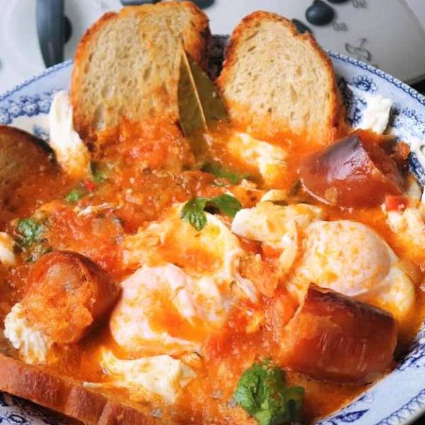 Sopa de Tomate com Ovos Escalfados: Tomatoes and Eggs Unite